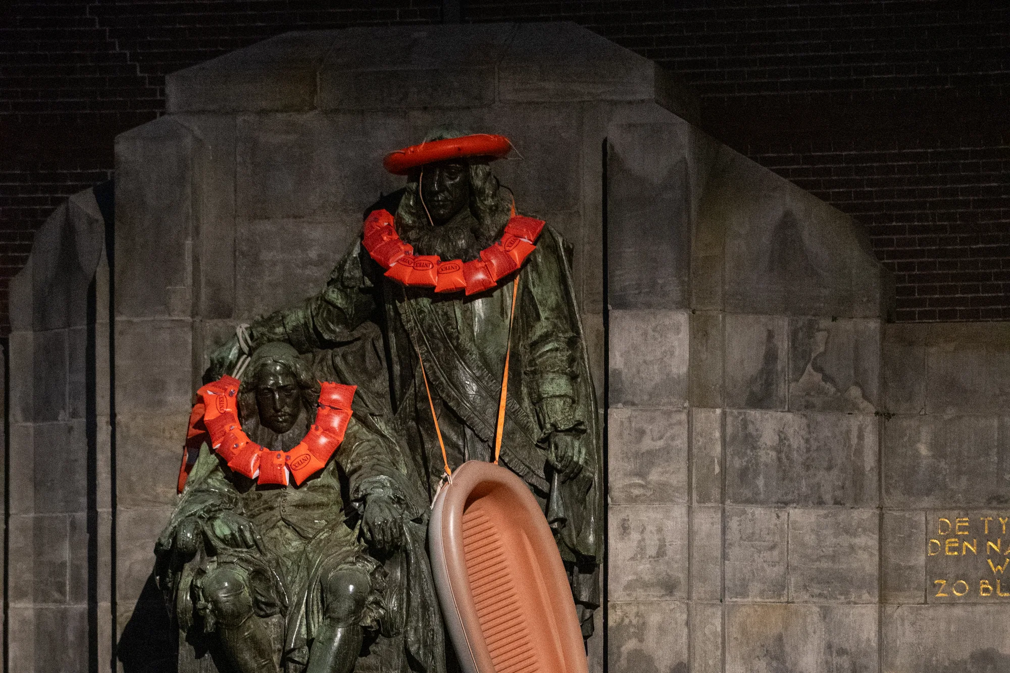 Beelden in het reddingsvest