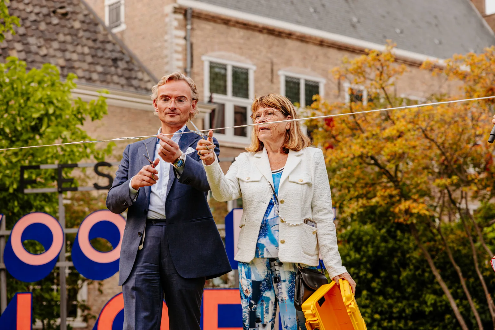 Burgemeester Nanning Mol en loco-dijkgraaf Cicilia Rijsdijk bij de letters VOOR DE VLOED, op het moment dat Dordrecht stormklaar wordt verklaard.