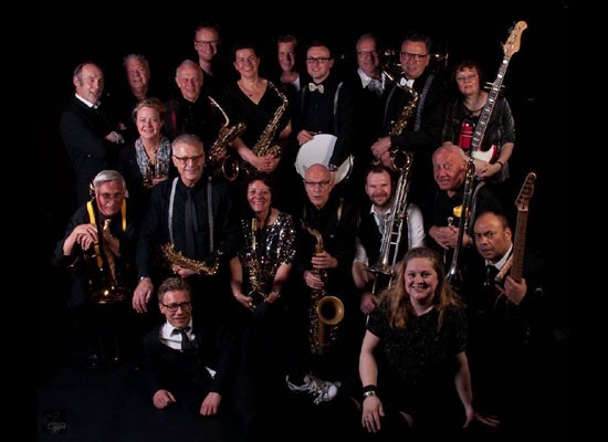 Phil’s Bigband op een podium, blazerssectie met saxofoons en trompetten
