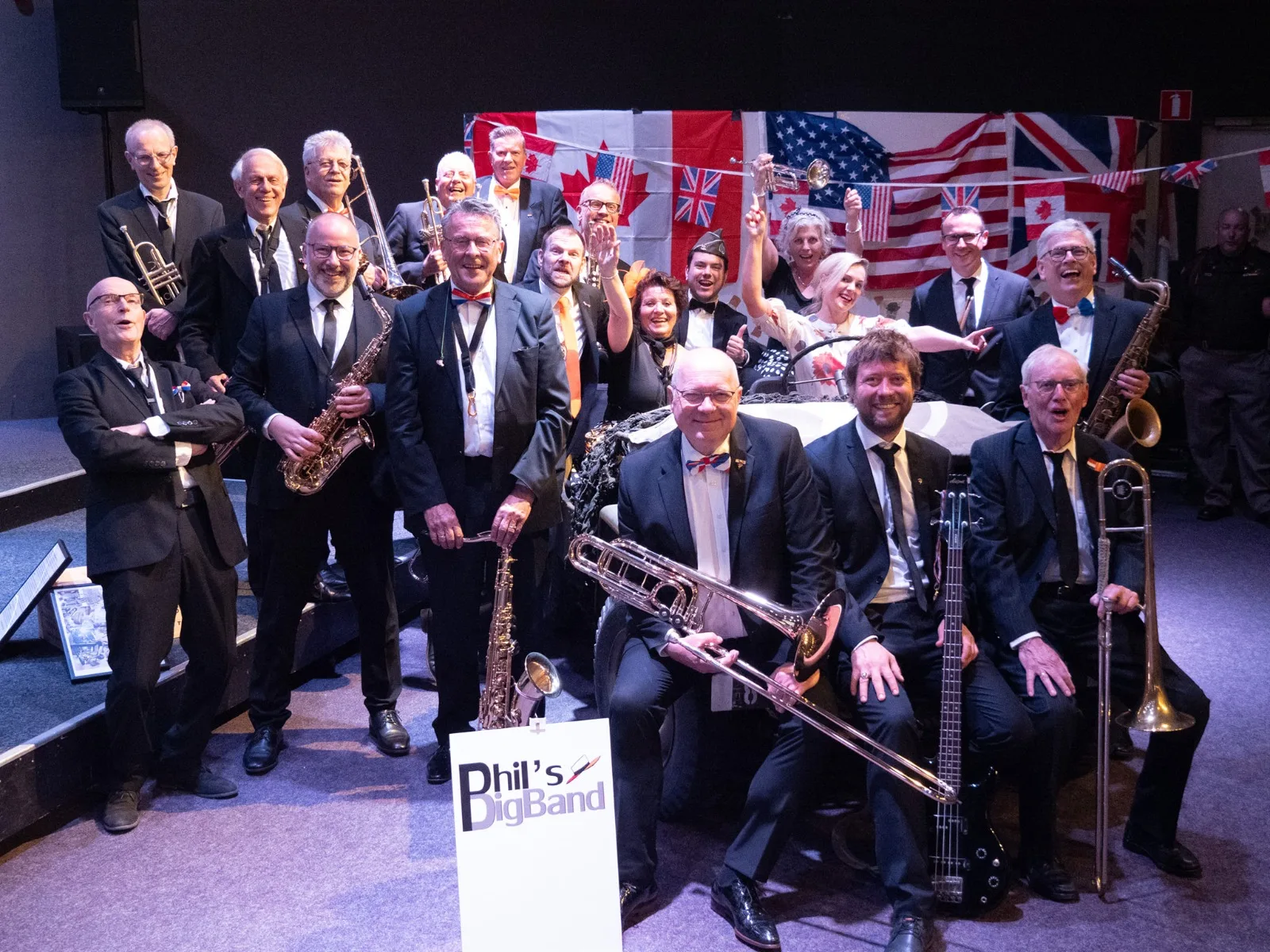 Phil’s Bigband op een podium, blazerssectie met saxofoons en trompetten